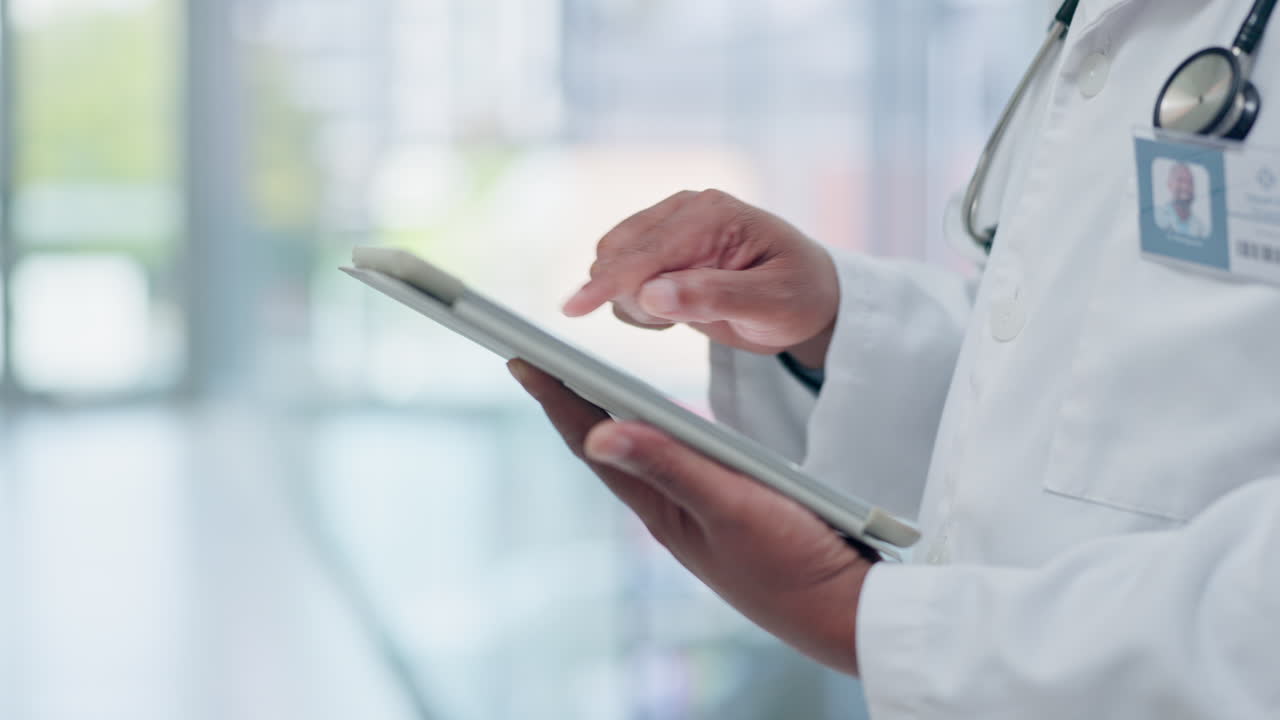 tableta, manos y médico escribiendo digital