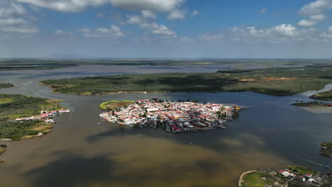 vista aérea acercándose a la ciudad mágica de mexcaltitan, en el soleado nayarit, méxico