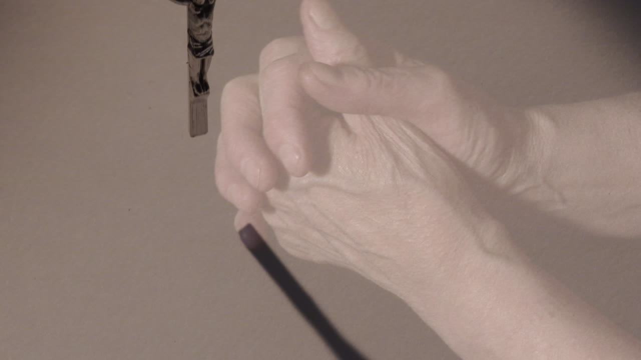 십자가 위 에서 기도 하는 백인 여자 의 손 의 애니메이션