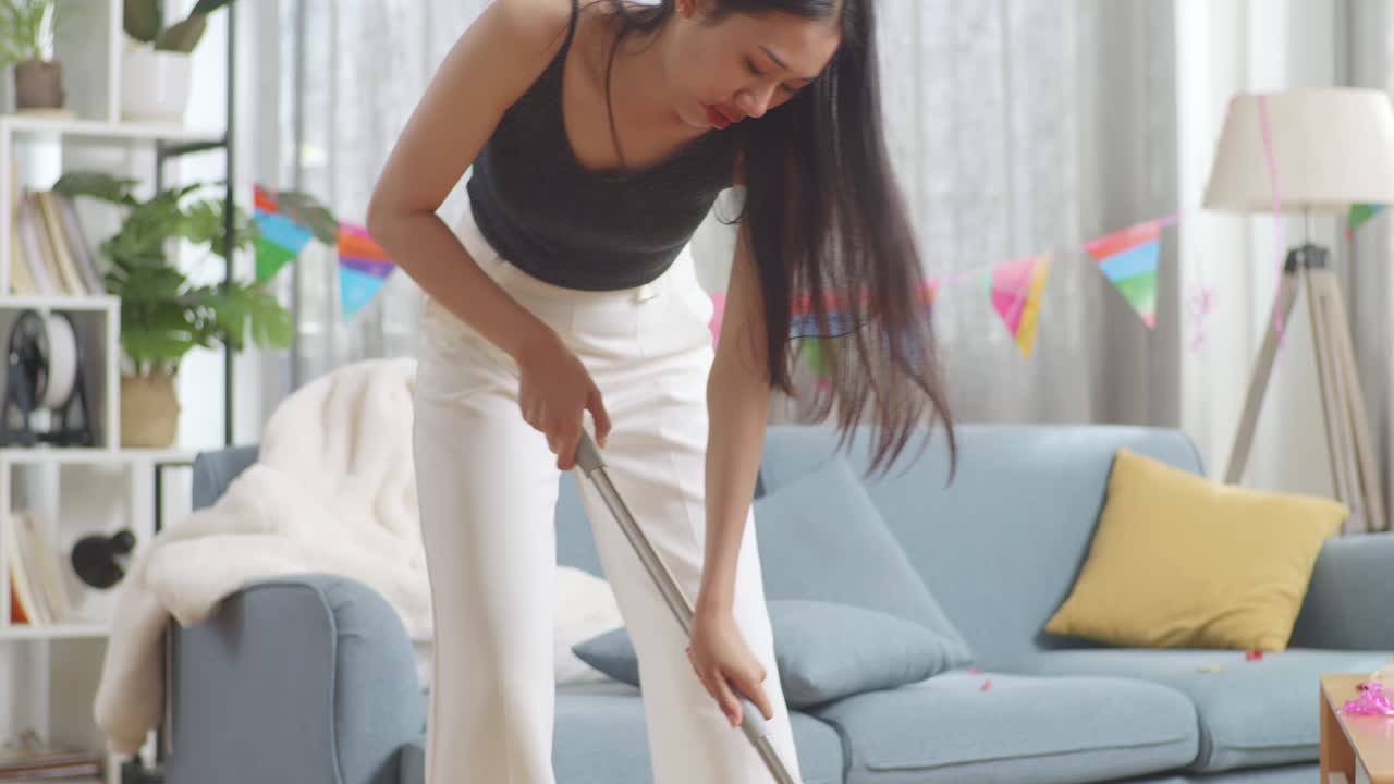 거실 에서 청소 하는 여자