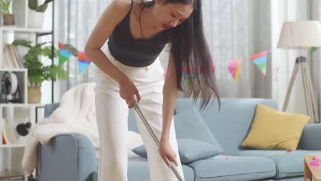 mujer aspirando en la sala de estar