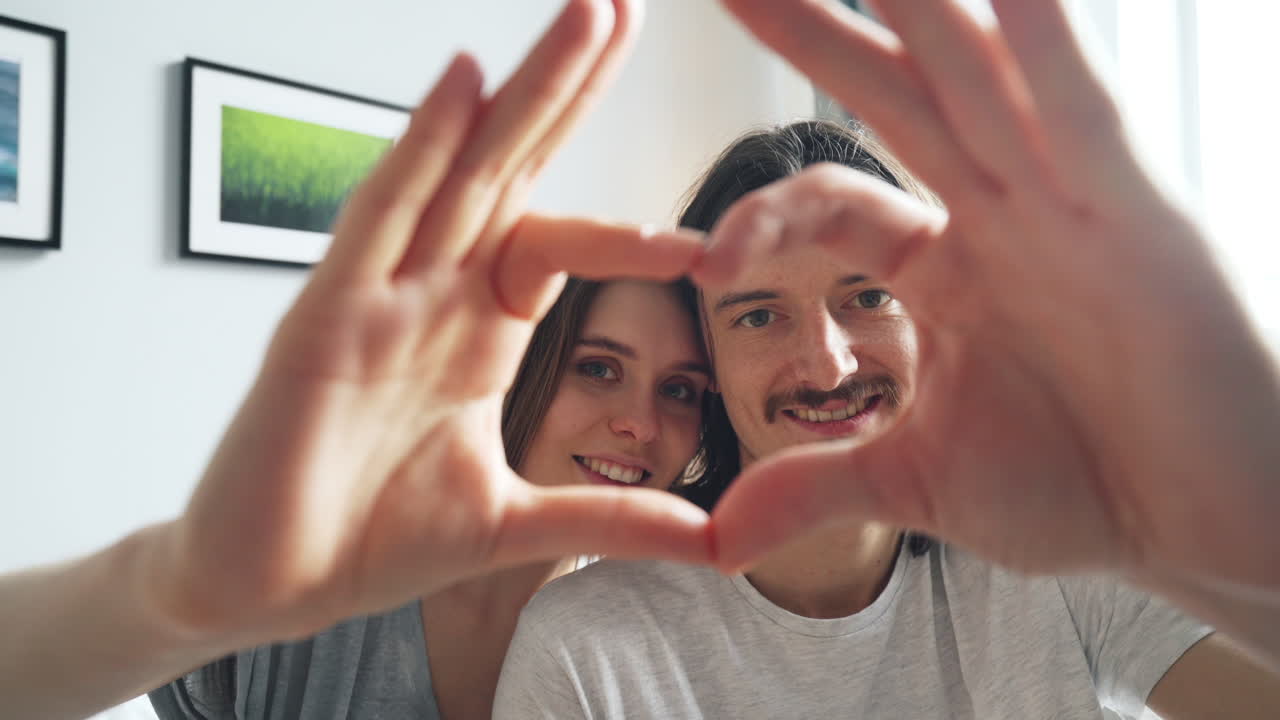pareja haciendo forma de corazón con las manos