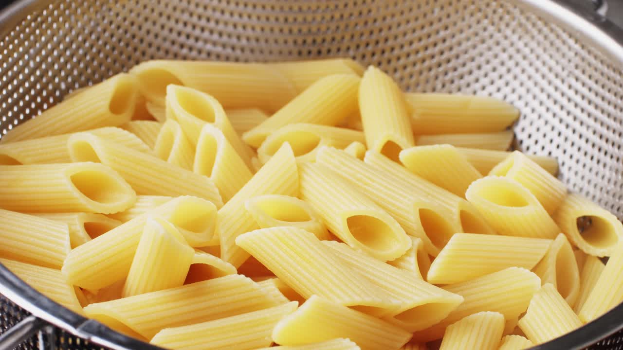 pasta de penne en un colador
