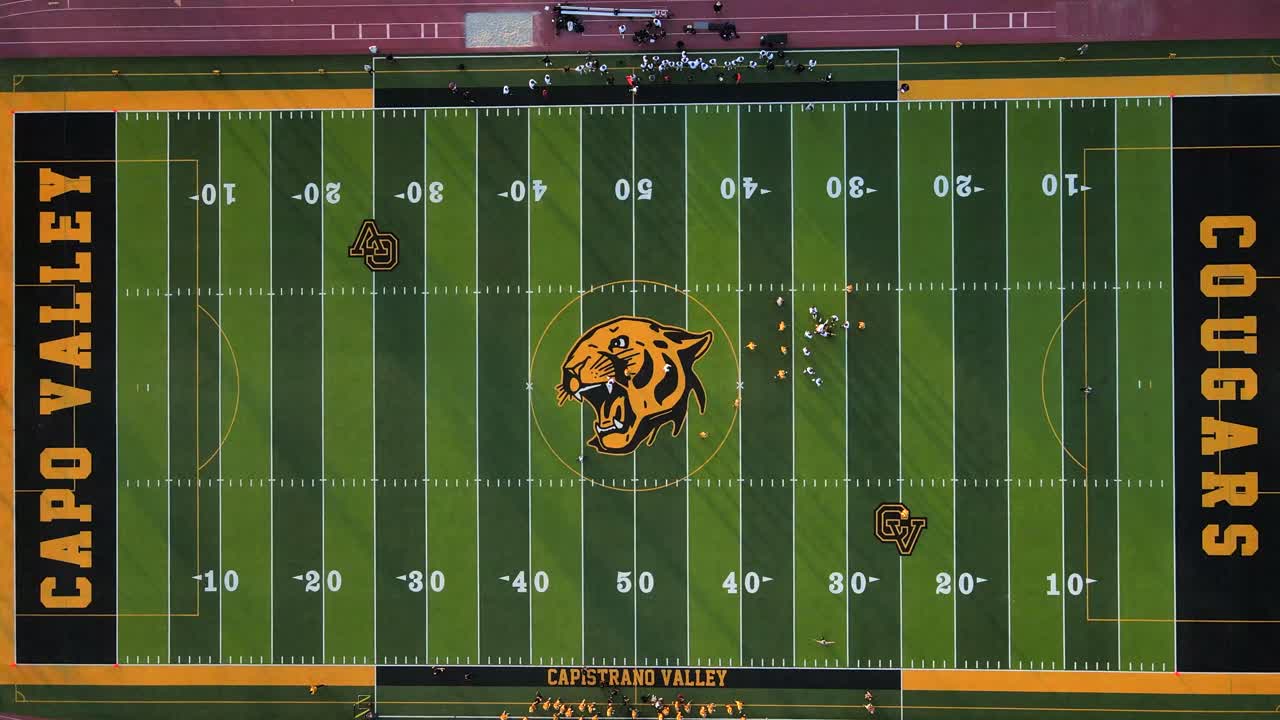 Eccellente vista dall'alto di una partita di football alla Capo Valley High School