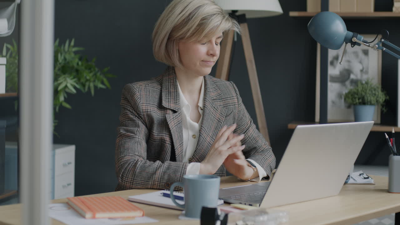 женщина работает на ноутбуке в современном офисе