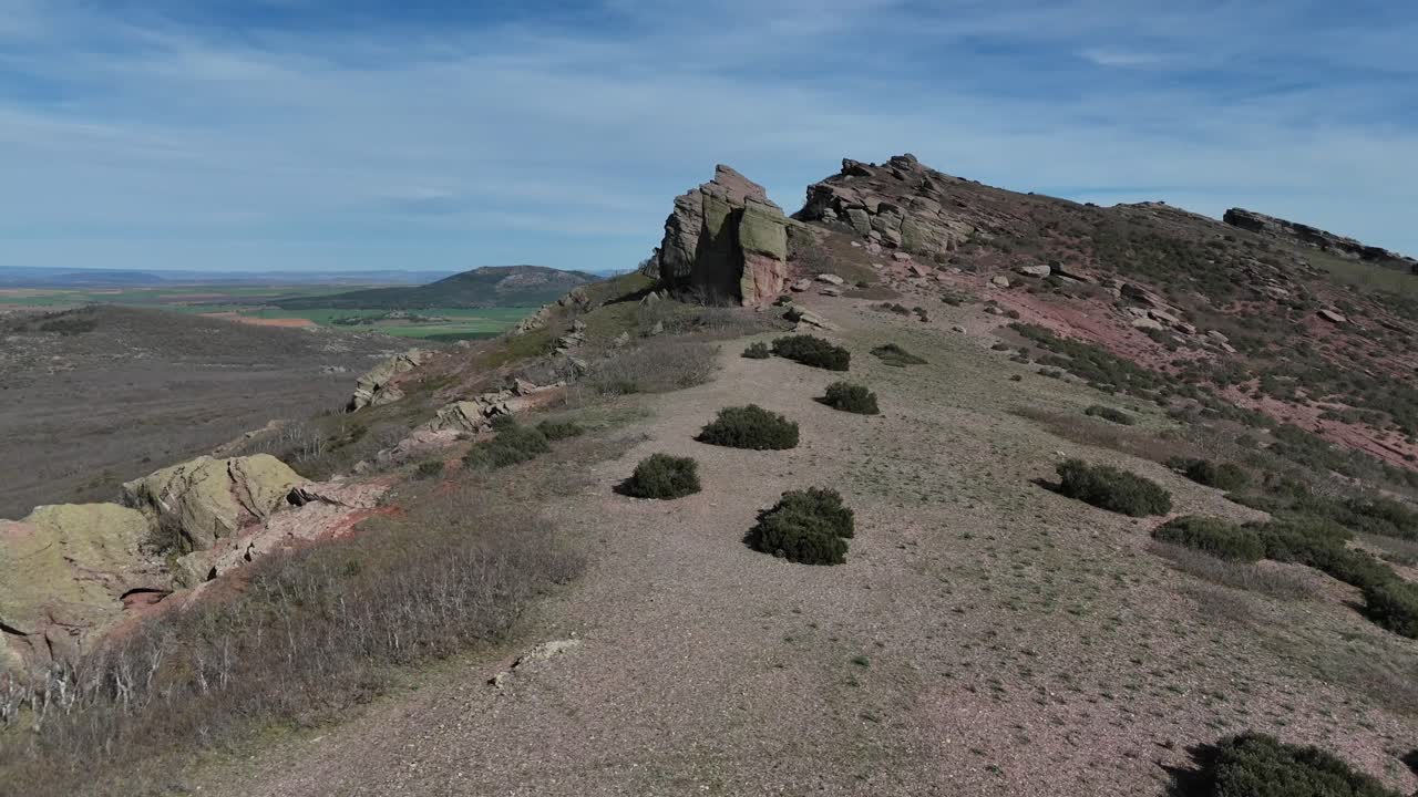 drone aéreo que se acerca a la vista de un enigmático paisaje rocoso de piedra arenisca roja en una remota zona montañosa en guadalajara, españa