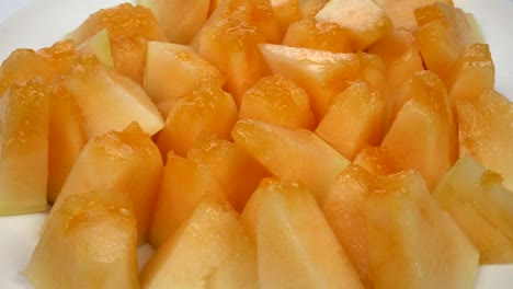 exótico fruto de melón en primer plano. melón en rodajas sobre un fondo blanco