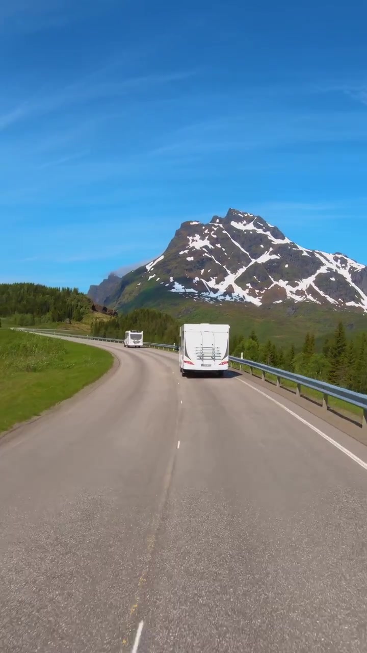 Mengemudi POV di jalan pegunungan yang indah di Norwegia dengan karavan di depan