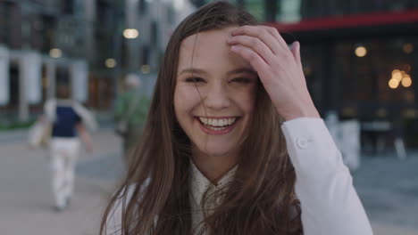 joven mujer morena retrato estudiante de negocios sonriendo feliz en el centro de la ciudad