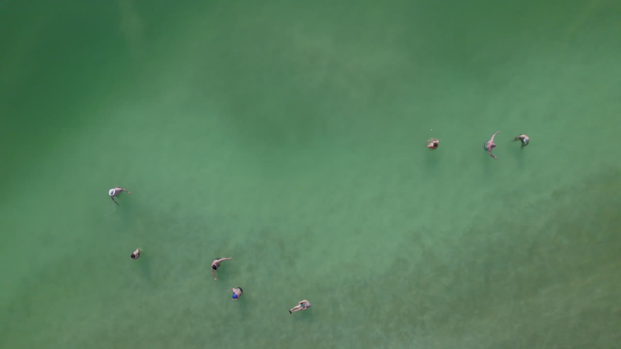 죽은 바다에서 조루아시스를 가진 사람들 - 느린 동작 정적 위에서 아래로  ⁇