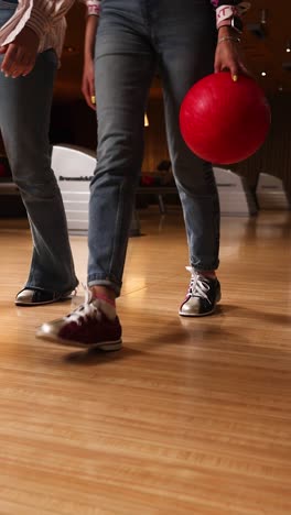 dos mujeres caminando con bolas de bolos