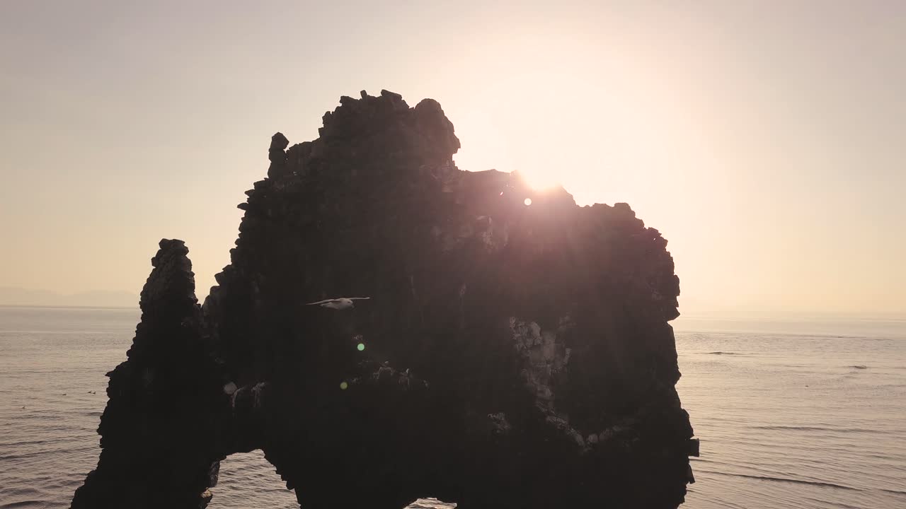 아이슬란드 hvitserkur 바위의 드론 샷