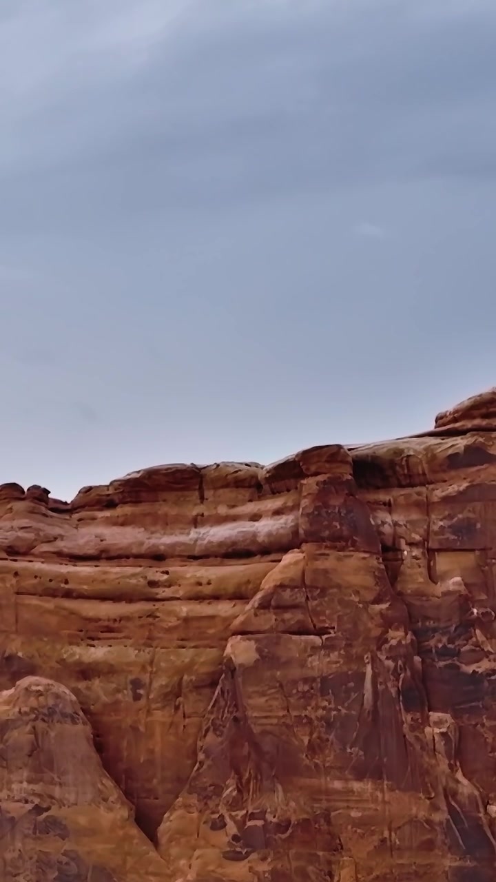 Tramonto sulla Moab Valley nello Utah con scogliere rocciose e cielo blu