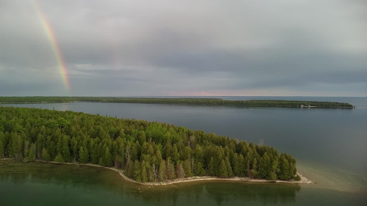 toma aérea del arco iris doble en el lago huron en las islas les cheneaux, michigan