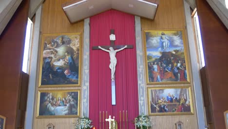 Aufnahme-Einer-Religiösen-Christlichen-Oder-Katholischen-Kapelle-Und-Eines-Altars-Für-Gläubige