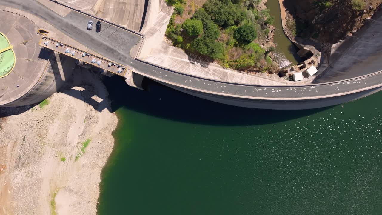 vista aérea de la cresta del embalse de belesar - carretera de hormigón sobre la presa