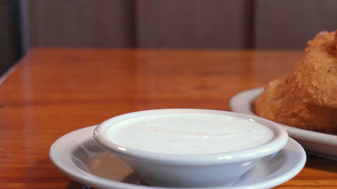 백인 손은 큰 튀긴 양파 링을 소스에 담그고 슬라이더 슬로우 모션 hd를 선택합니다.