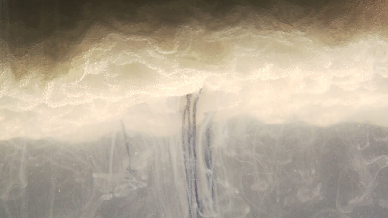 fondo de reacción química experimental con espuma de tinta atmosférica y nubes