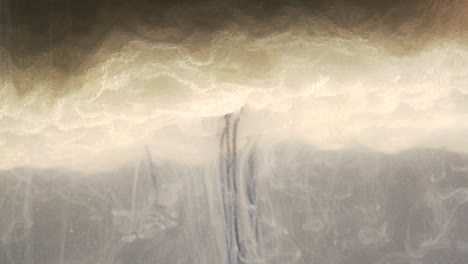 fondo de reacción química experimental con espuma de tinta atmosférica y nubes