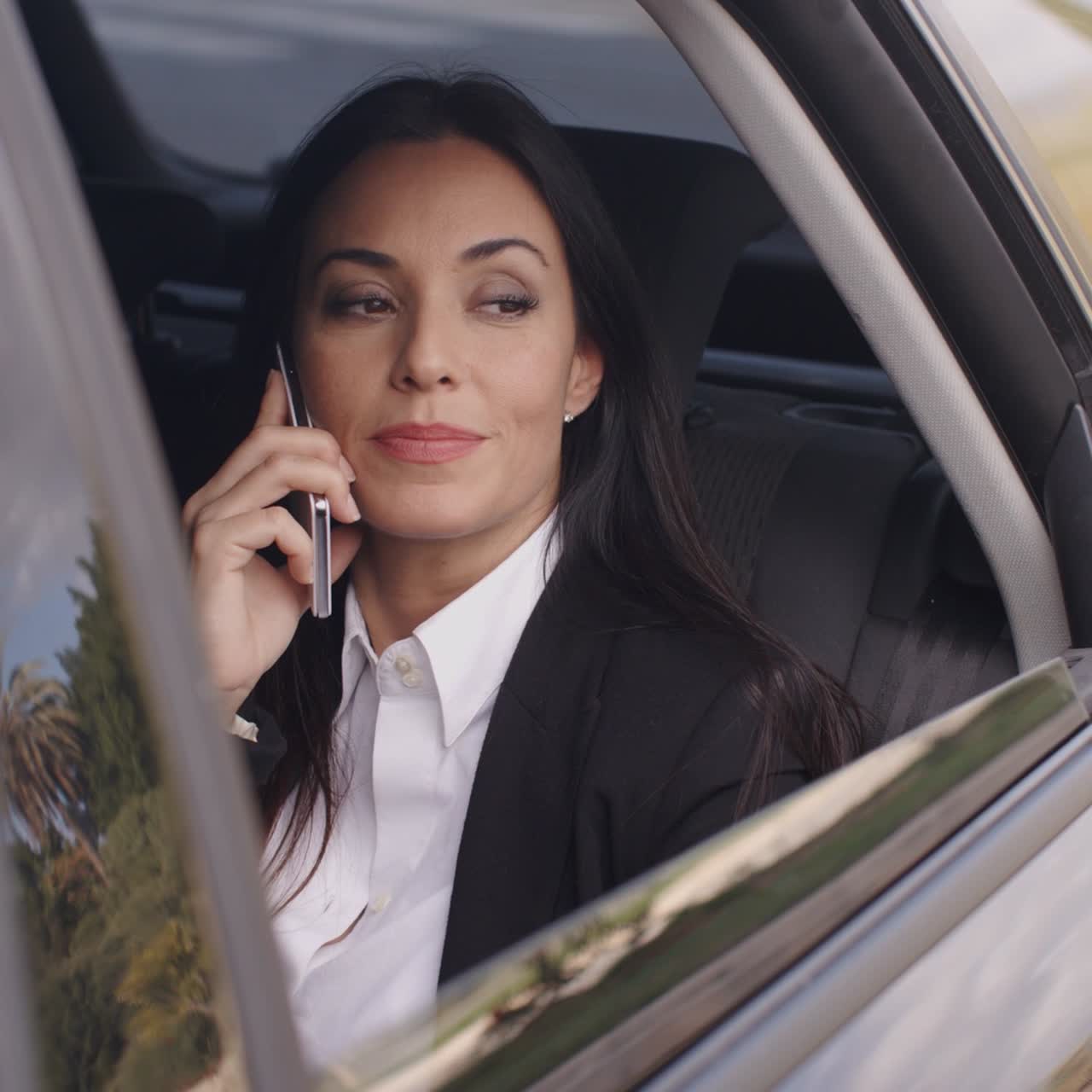 hermosa mujer de negocios por teléfono en automóvil