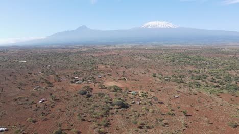 paisaje idílico de las tierras de cultivo de los masai una huella del monte kilimanjaro, vista desde el aire