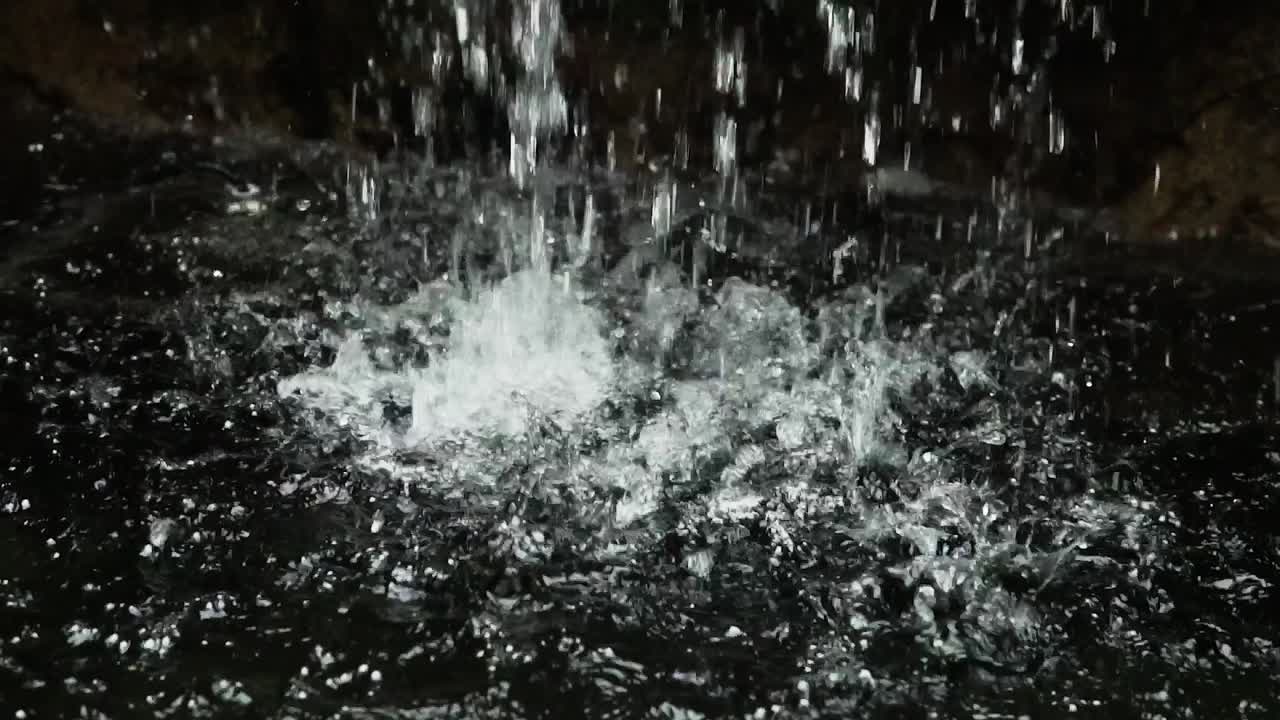 강 산의 샘에서 담수를 튀기는