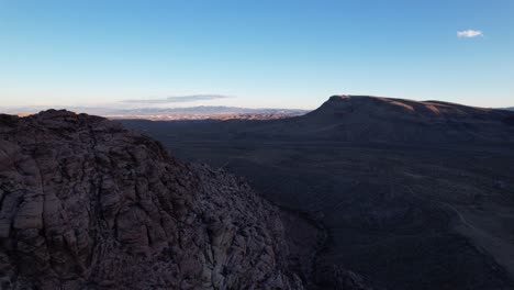 El-Dron-Gira-Alrededor-De-La-Formación-Geológica-Del-Cañón-De-Roca-Roja-En-Las-Vegas-California-Durante-Las-Horas-Doradas