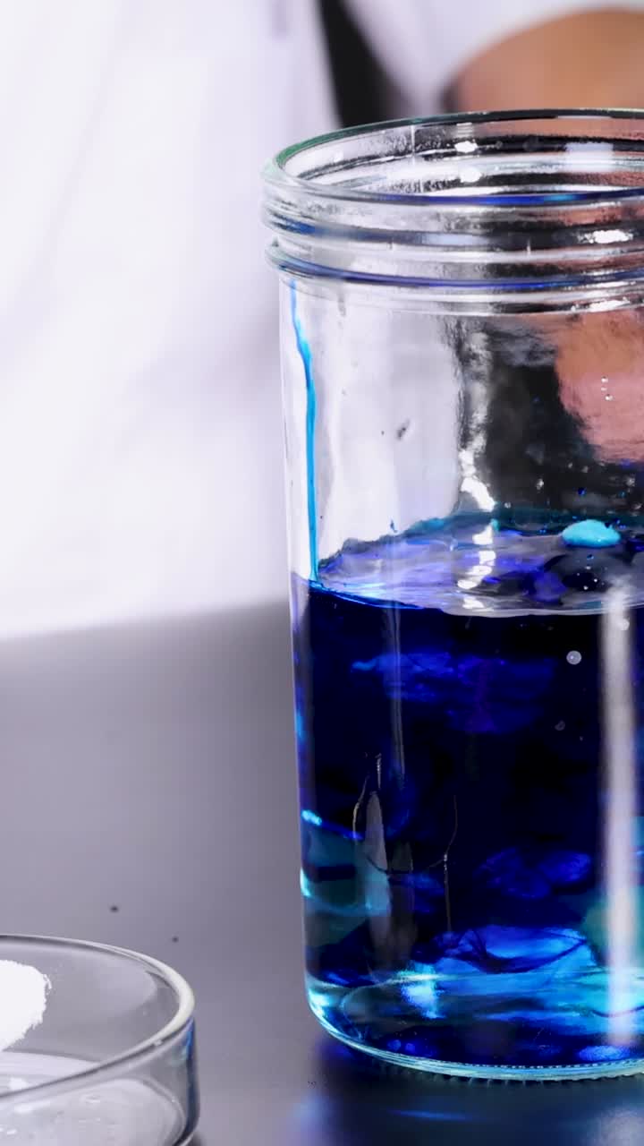 el hielo seco reacciona con el agua, creando humo.