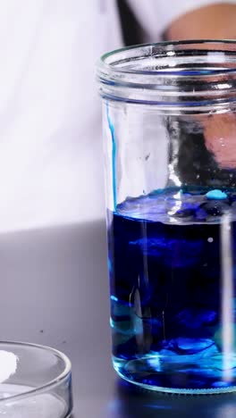 el hielo seco reacciona con el agua, creando humo.