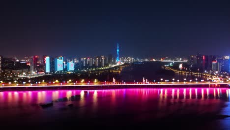 Luftaufnahme-Einer-Drohne-über-Der-Pulsierenden-Stadt-Linyi-In-Der-Abenddämmerung-Mit-Schöner-Beleuchtung