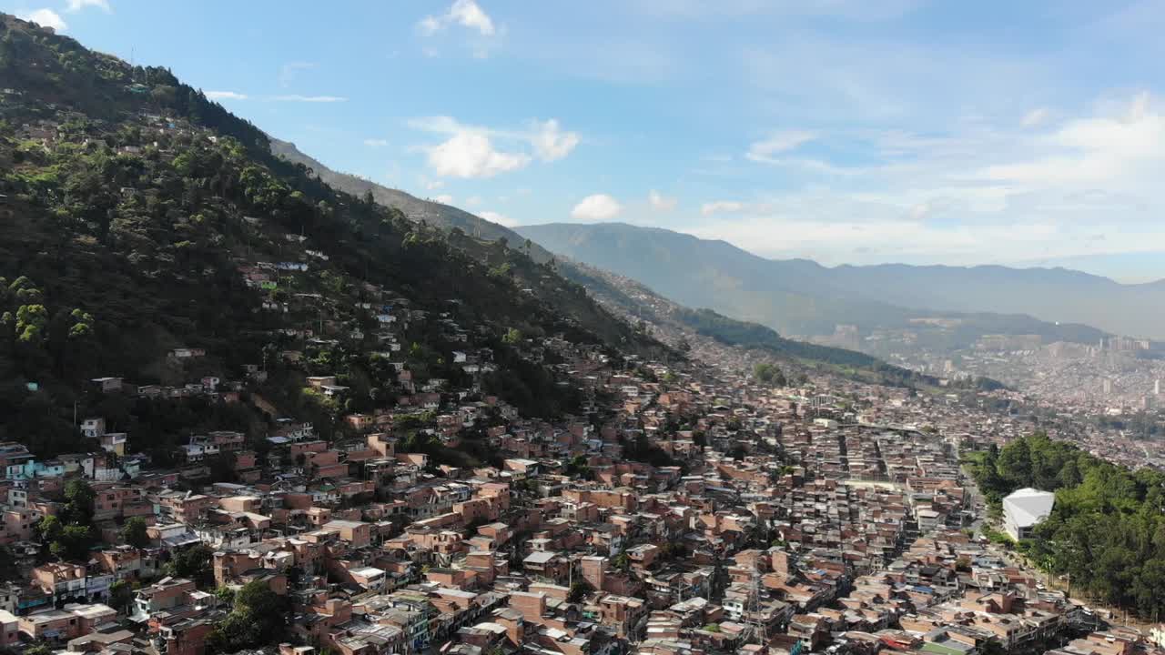 drone aéreo disparado sobre la comuna en medellín colombia