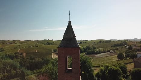 Aufsteigender-Blick-Auf-Einen-Alten-Glockenturm-Im-Piemont,-Italien