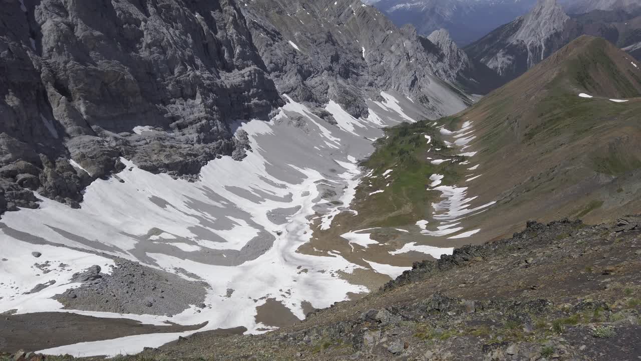 Valle di montagna, panoramica sulla catena montuosa, Montagne Rocciose, Kananaskis, Alberta Canada