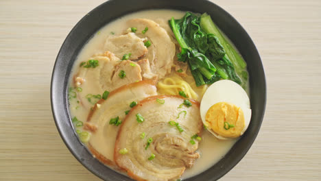 Fideos-Ramen-En-Sopa-De-Hueso-De-Cerdo-Con-Cerdo-Asado-Y-Huevo-O-Fideos-Ramen-Tonkotsu---Estilo-De-Comida-Japonesa