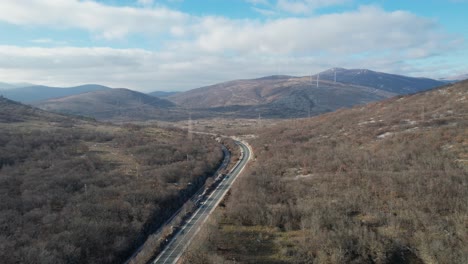 Carretera-Y-Ferrocarril-Con-El-Hermoso-Fondo-Montañoso-En-La-Región-De-Lika,-Croacia,-Europa