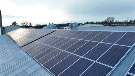 Paneles-Solares-En-El-Granero-Del-Gallinero-En-Una-Granja-Avícola-Agrícola-En-EE.UU.