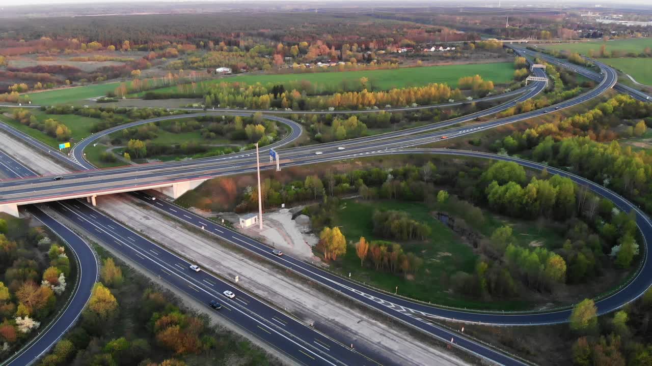독일 브란덴부르크의 고속도로 교차로의 드론 영상
