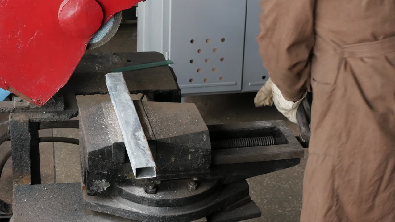 작업실에서 밴드 saw. 근접. 밴드 saw 금속 절단. 엔지니어 금속 billet의 절단.