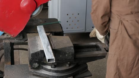 bandsaw en el taller. close-up. band saw cortando metal. ingeniero cortando un pedazo de metal.