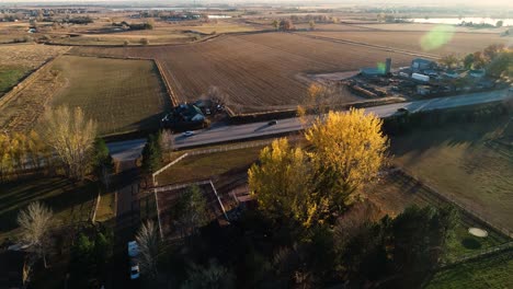 Luz-Dorada-Del-Atardecer-En-Fort-Collins-Colorado-En-Mulberry-Street-2021-Drone-4k