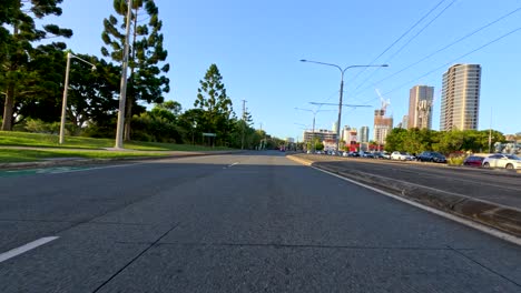 vehículos que navegan por las calles de la ciudad en broadbeach