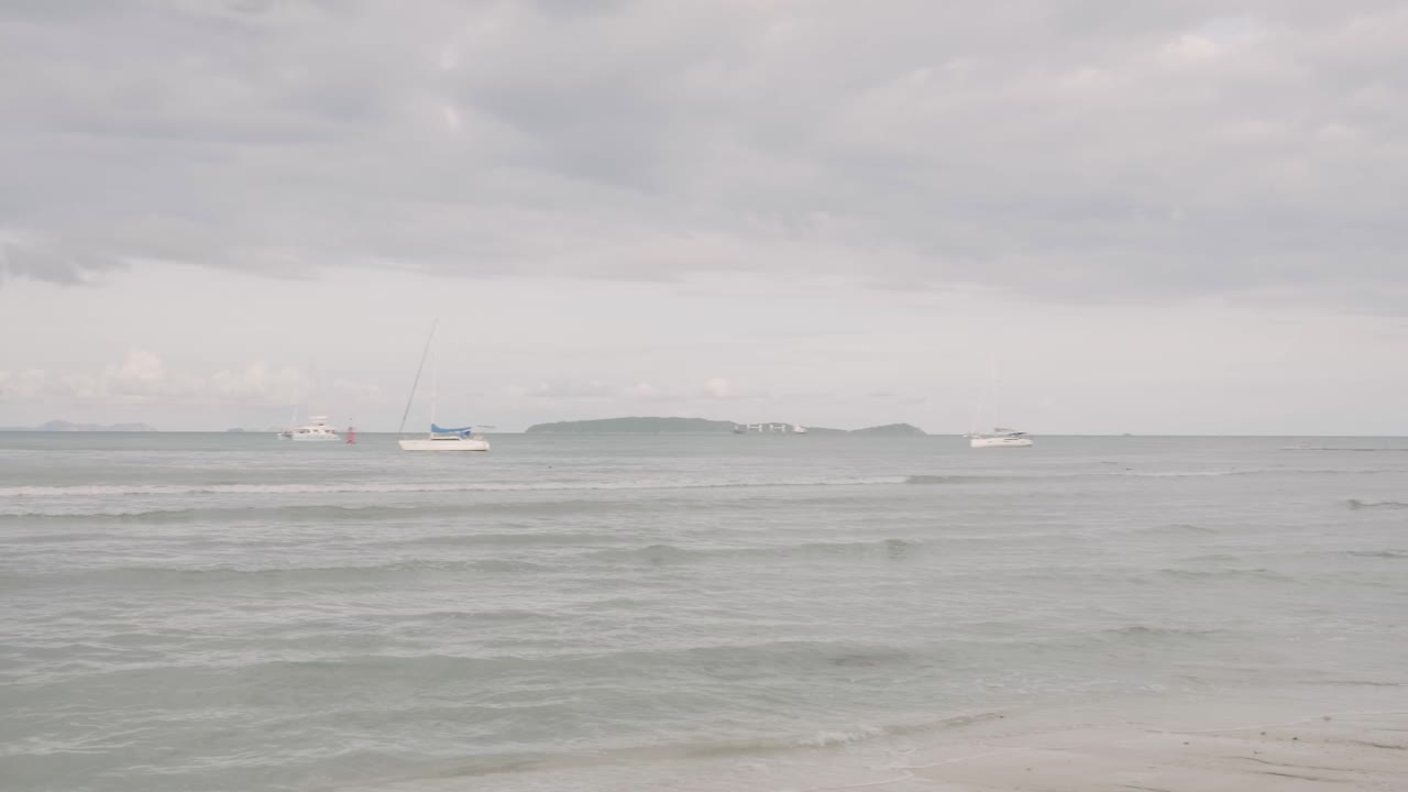 푸켓, 태국의 해변에서 해안으로 부서지는 파도