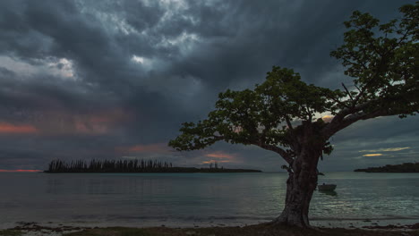 timelapse de la playa de la isla de los pinos, nubes dramáticas, cielo rojo profundo