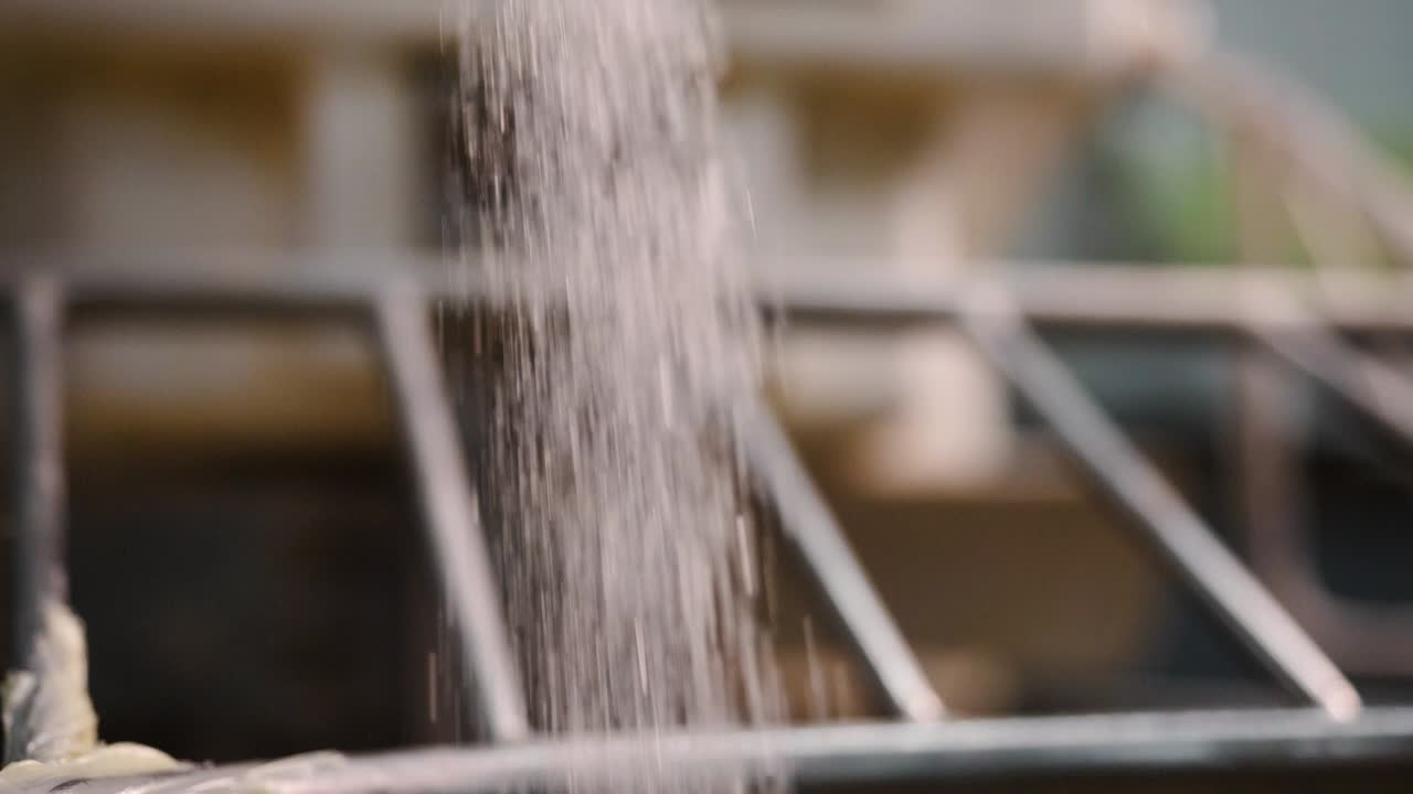 물이나 가루가 아지는 것