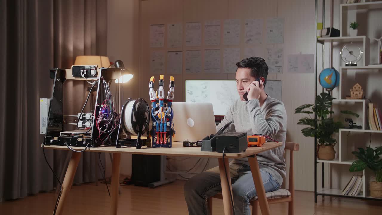 집에서 3d 프린팅 프로젝트를 수행하는 엔지니어