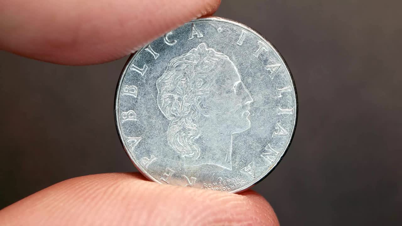 primer plano de monedas muy antiguas