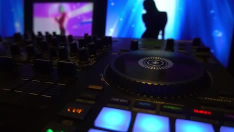 Video-DJ-Controller-4-Kanäle-Video-3-Bildschirme-Blinkende-Voreingestellte-Tasten-Mit-Silhouetten-Schatten-Gogo-Tänzern,-Die-Vor-Nachtclubgästen-Tanzen,-Und-Entertainer,-Der-Die-Audiovisuellen-Effekte-Neu-Abtastet-1-4