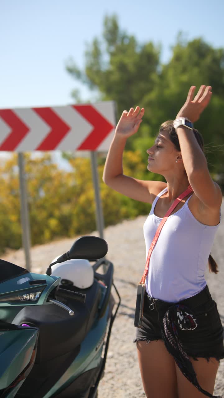 mujer disfrutando del paisaje en un viaje por carretera panorámico