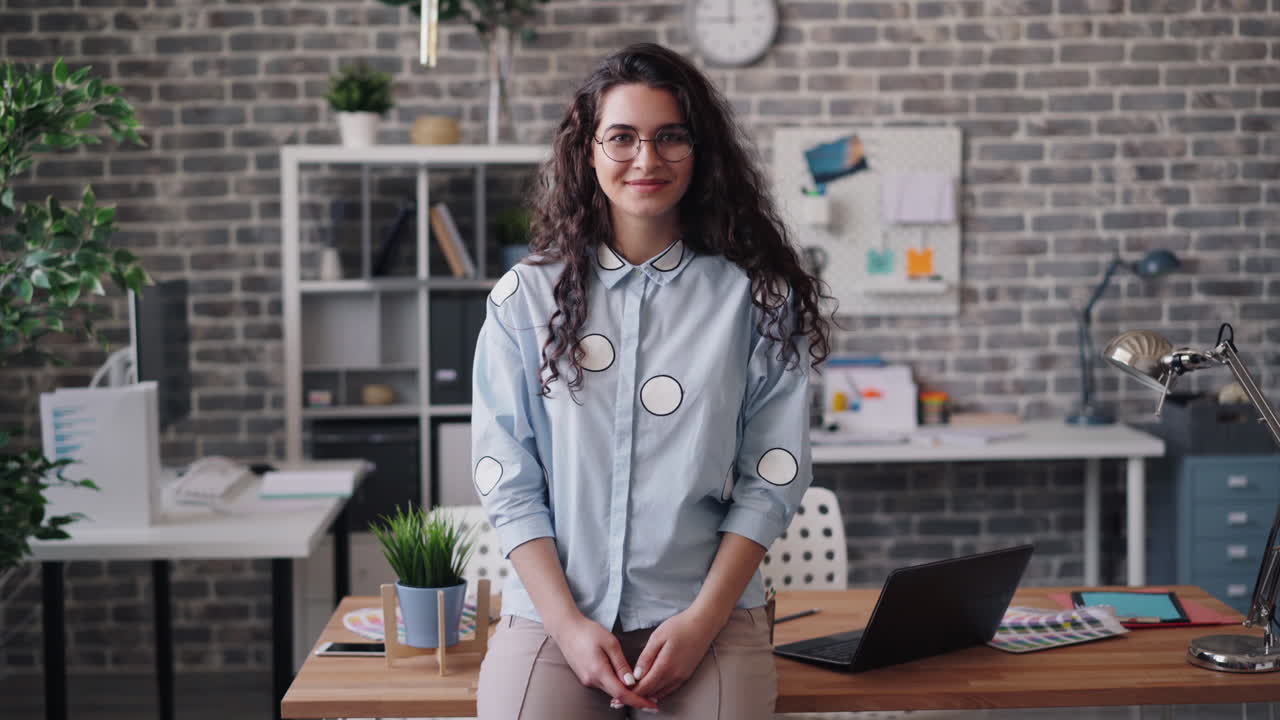 mujer en un entorno de oficina moderno