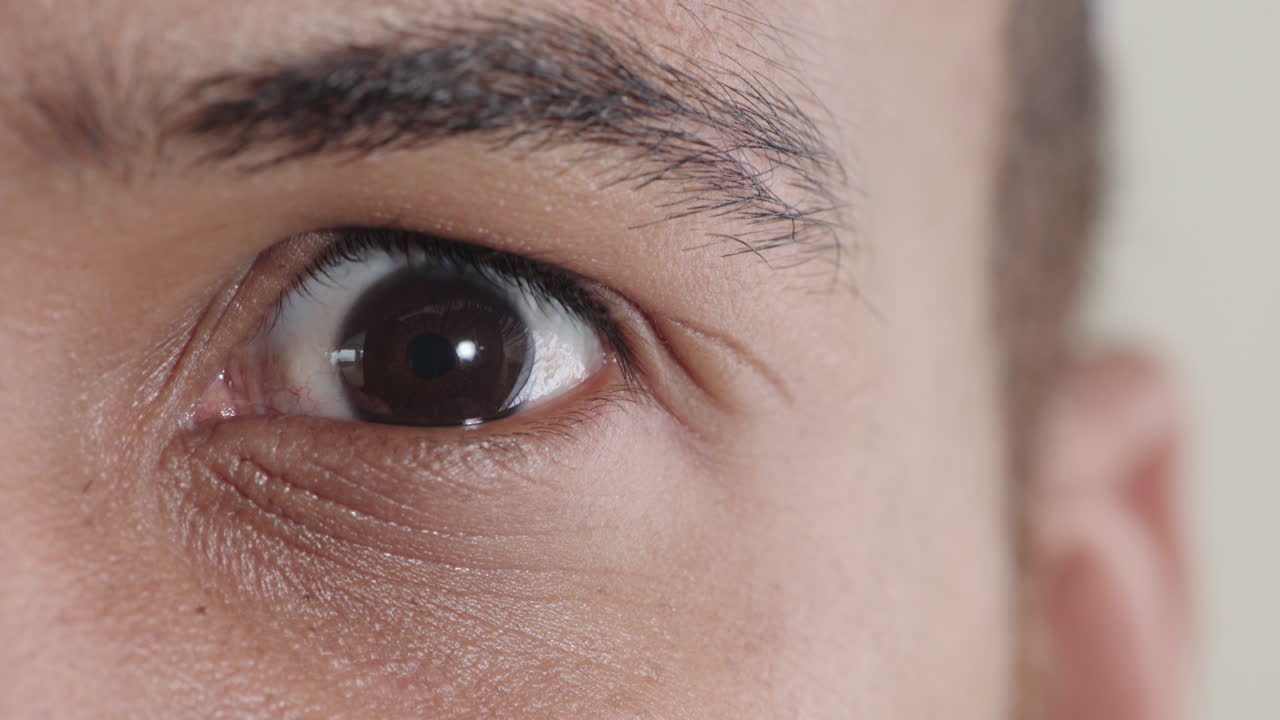 젊은 남자의 눈이 뜨고 카메라를 바라보며  ⁇ 박이는 놀라운 충격 표정